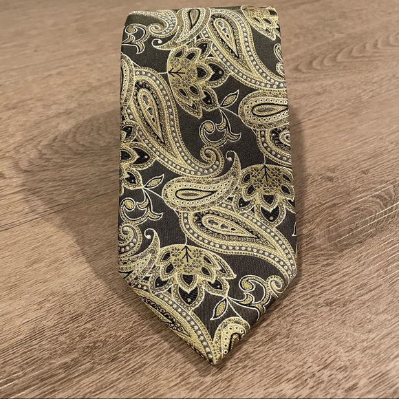 thomas stone Other - Thomas stone paisley tie olive green gold